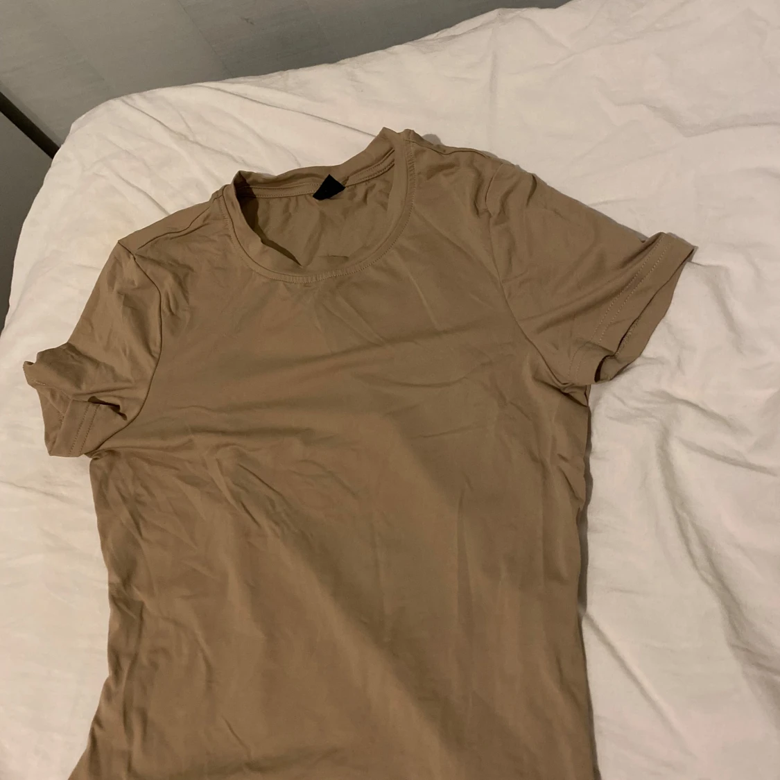 Beige basic t-shirt i bomull