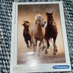 High Quality Collection - 1000 Puzzle - Ett snyggt 1000-bitars pussel med motiv av tre springande hästar. Perfekt för dig som gillar utmaningar och vill ha en cool bild att sätta ihop. Passar både unga och vuxna som älskar djur och natur.