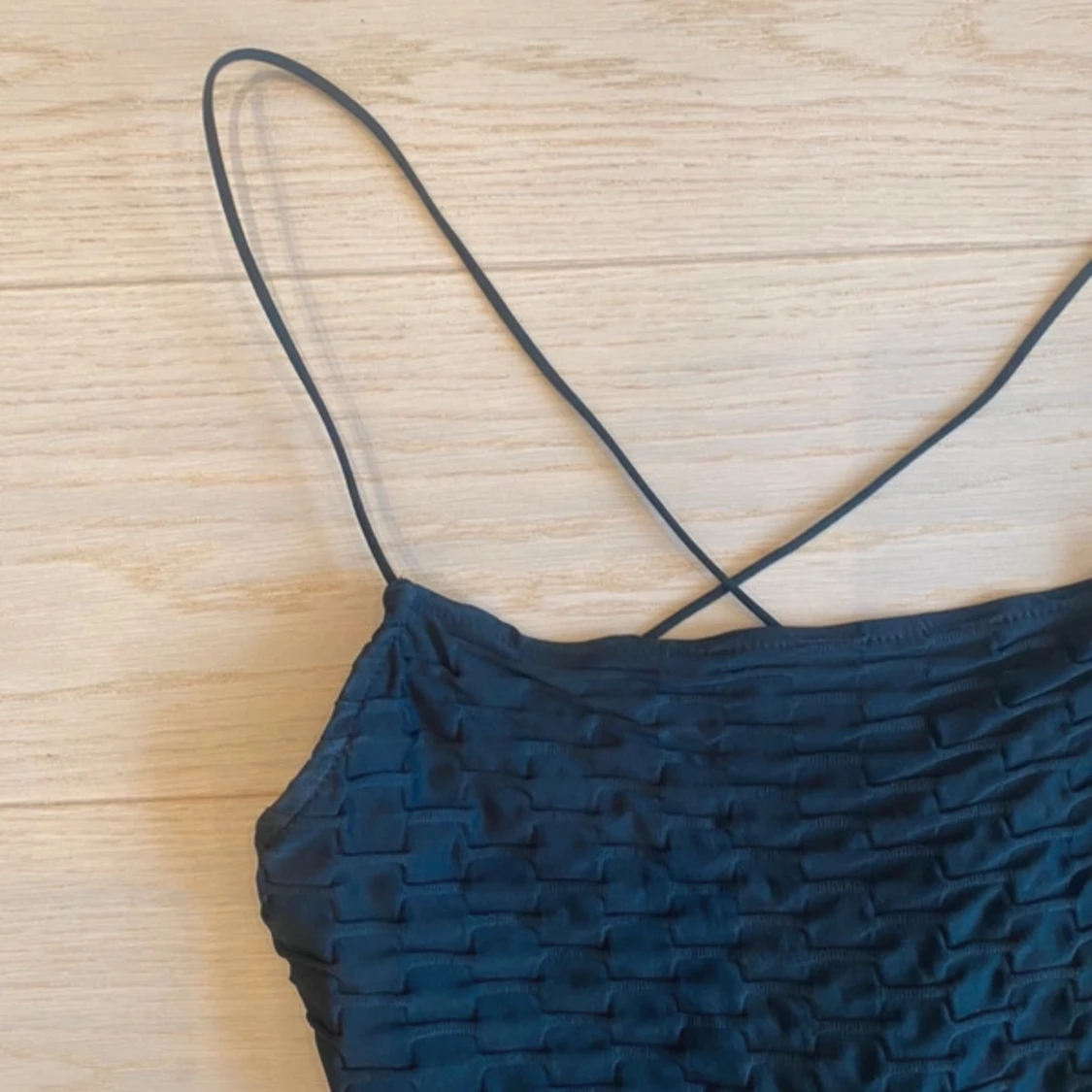 Svart kort klänning med tunna axelband - 3