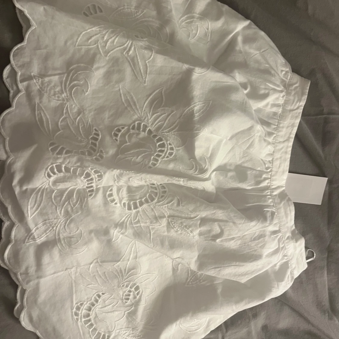 Vit broderad kortkjol i bomull - 1