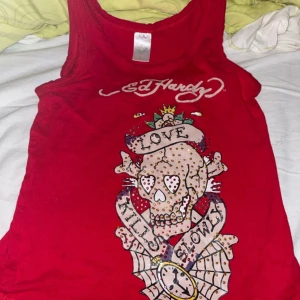 ed hardy topp - super söt ed Hardy topp, ganska croppad om man är lite längre❤️kom gärna med prisförslag ❤️ några stenar på dödskallen är av men syns knappt