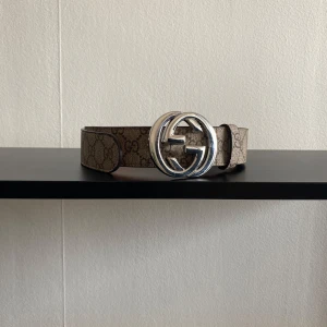 Gucci bälte  - Gucci bälte med snygg och unik design. storlek 110 cm. Helt ny aldrig använt. Kan frakta eller mötas i Stockholm. Postar alltid under 24 timmar efter köpet. Skriv gärna för fler frågor eller bilder.