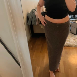  Lågmidjad stickad kjol - Sitter jättefint på och är väldigt fin och enkel till vardags och perfekt nu till hösten. Gråbrun i färgen. 