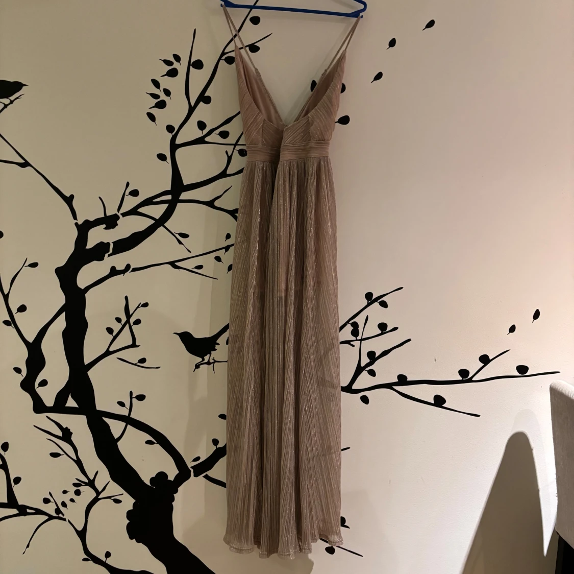 Glittrig champagnefärgad långklänning Shero - 1