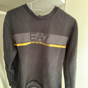 Svart långärmad tröja EA7 Armani - Svart Armani sweatshirt värde på 1000kr