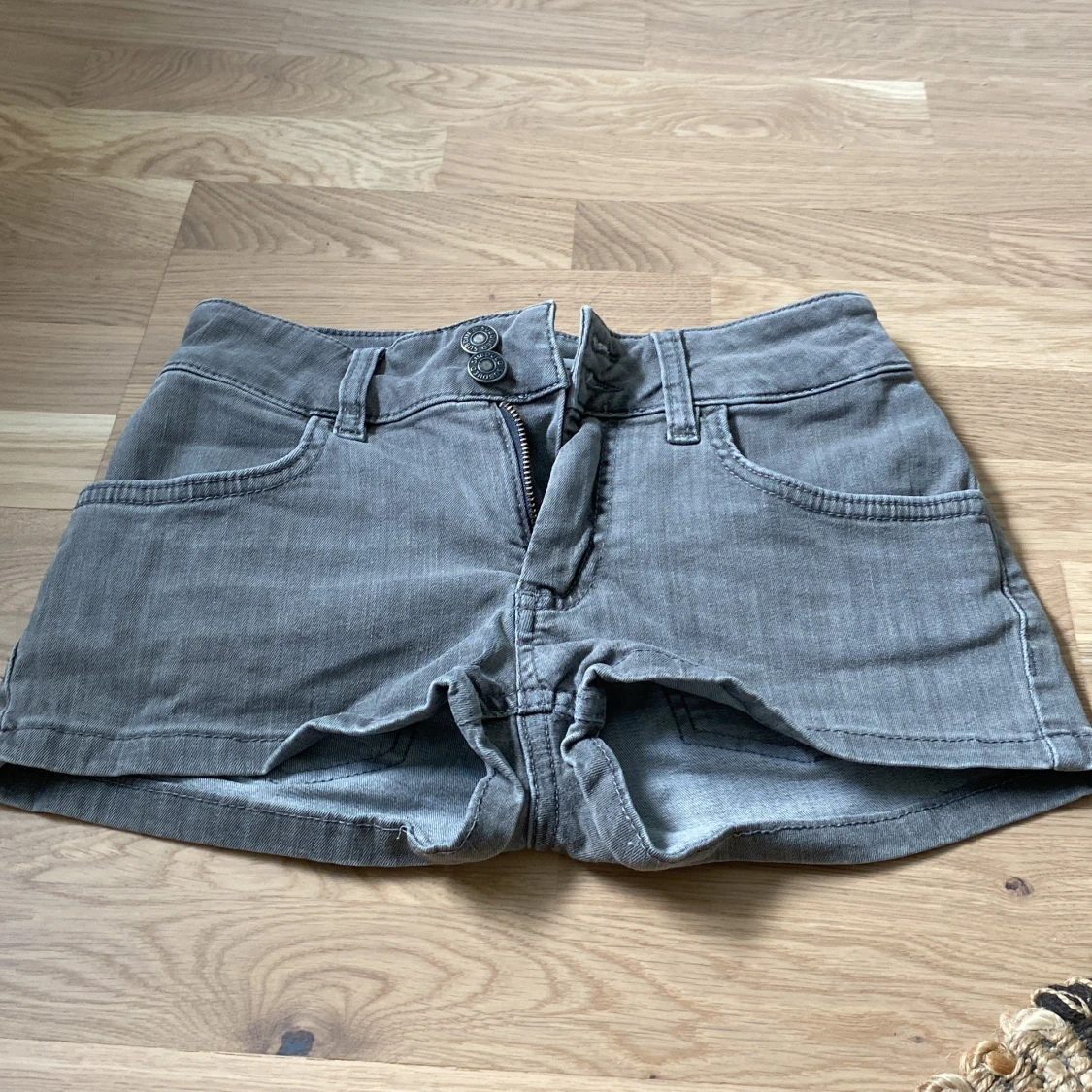 Grå jeansshorts från Subdued