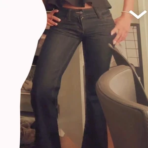 Bootcut jeans från Cheap Monday - Mörkblå bootcut jeans från Cheap Monday. Finns några små defekter, kolla bild 3&4, storlek W24 L 30, passar mig som vanligtvis har 32,34 i jenas💐