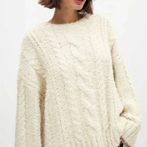 Krämvit stickad tröja från NA-KD - Supermysig krämvit stickad tröja från NA-KD med grov kabelstickning och lite oversized passform. Aldrig använd eller tvättad! Helt slutsåld just nu!