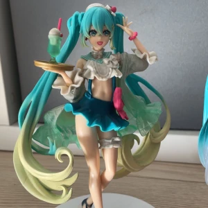 Anime figuriner - Fyra anime figurer, 50kr/st eller 150kr för alla. Två hatsune mikus och en Monkey D. Luffy samt Ace från One piece. OBS! alla är bootleg och därför inte riktiga figurer, men går bra för nya samlingar. Skriv om ni har frågor.💕