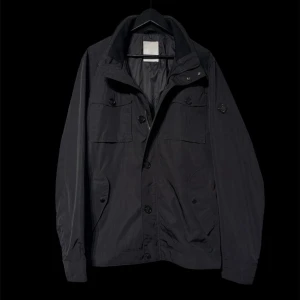 J.lindeberg field jacket bailey - Svart J Lindeberg field jacket. Skick 4/5. Storlek M. Pris 1499kr, sitter oversized
