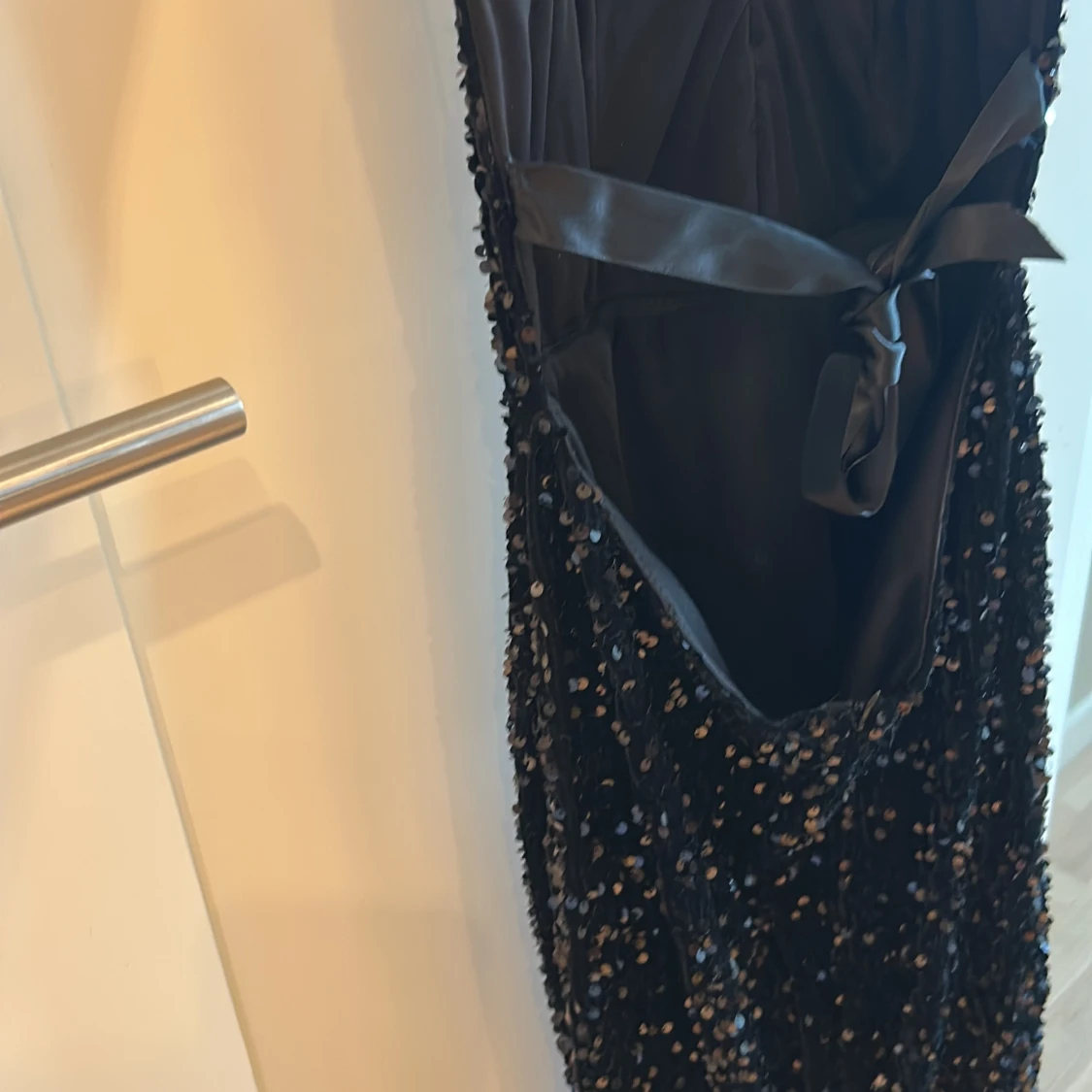 Svart lång paljettklänning - S - 4