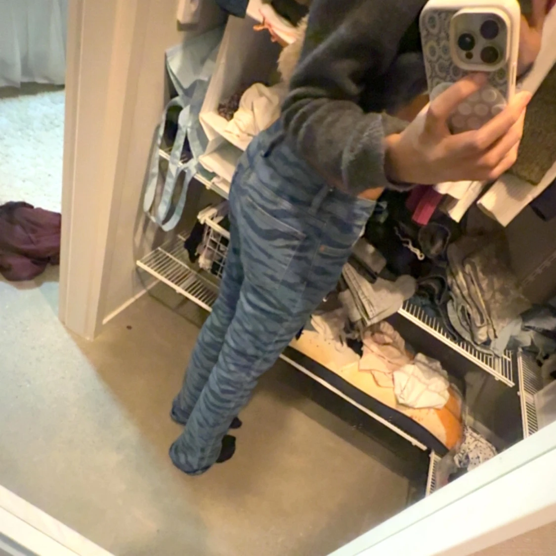 Blå zebramönstrade jeans från Monki - 4