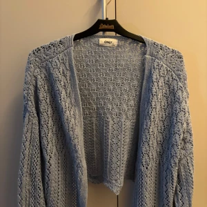 Ljusblå only kofta  - Snygg blå kofta! Står L i storleken men sitter som en S-M. Pris kan diskuteras💝 