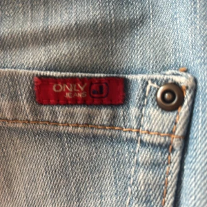 Ljusblå jeans från Only - Snygga ljusblå jeans från Only med rak passform. Jeansen har klassisk femficksdesign, slitna detaljer vid benslut och en lätt tvättad look. Tillverkade i jeansmaterial med en bekväm midja och subtila kontrastsömmar.