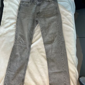 Grå jeans från Jack & Jones - Ett par straight leg jeans från Jack & Jones. • Skick: 9/10 • Storlek: W30/L32 • Normal i storleken • Pris: 119 kr (öppen för bud 💬)  Skicka DM för fler bilder eller info! 🫱🏾‍🫲🏽