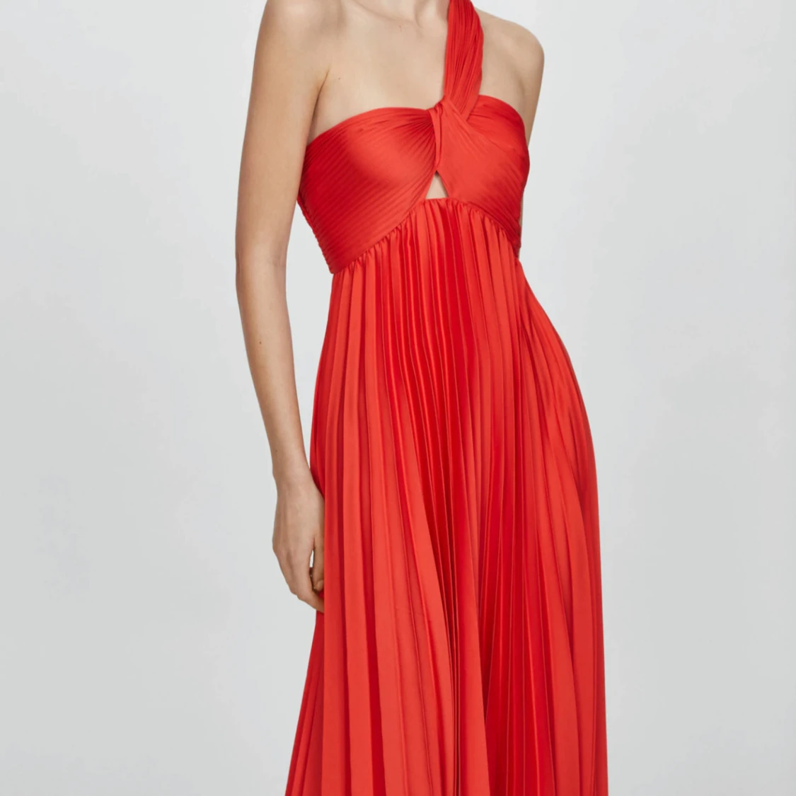 Röd plisserad långklänning med twist 