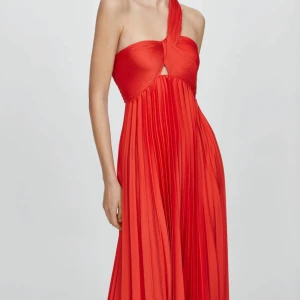 Röd plisserad långklänning med twist  - Jag söker denna röda klänningen från mango i S eller M! Skriv gärna om ni vill sälja den!
