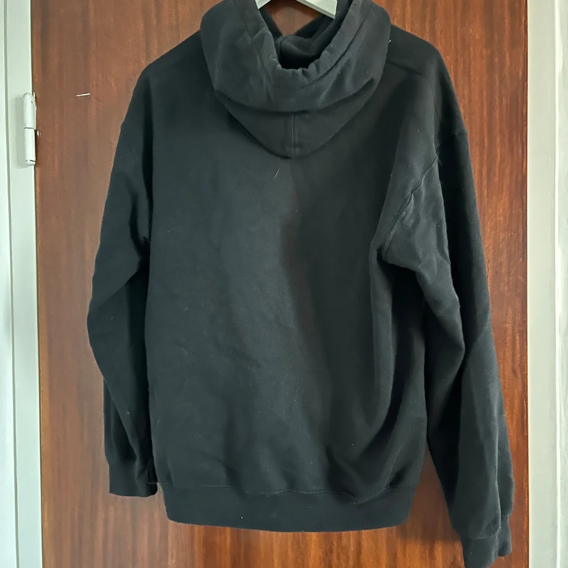 Svart hoodie med tryck och huva - 1