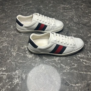 Gucci ace - Säljer ett par otroligt snygga skor från det exklusiva italienska märket Gucci! Skorna är i otroligt bra skick, skulle säga ungefär 9/10. Nypris ligger på över 9000kronor men vi säljer våra för endast 1799 och kan gå ner i pris ännu mer vid snabb affär! Skriv gärna ifall det är några funderingar, allt bästa SkoKapet