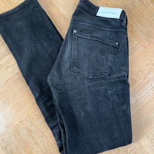 Svarta acne jeans - Helt oanvända, beställde dem men dem var för små, hojta till vid frågor eller fler bilder