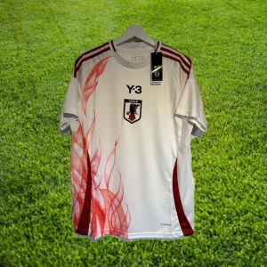 Japans hemmatröja - Säljer en Japan Y-3 hemma fotbollströja. Helt oanvänd/nyskick. Tveka inte att höra av dig för mer information och bilder :)