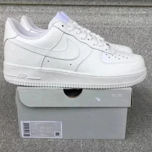 Nike Air Force 1 Low helvita sneakers - Säljer ett par klassiska Nike Air Force 1 Low i helvitt skinn. Ikonisk siluett med rund tå, platt sula och snygga snörningar. Perfekt för dig som gillar stilrena sneakers med clean look och vill ha ett par som funkar till allt. Storlek EUR 43. Boxen kommer inte med!