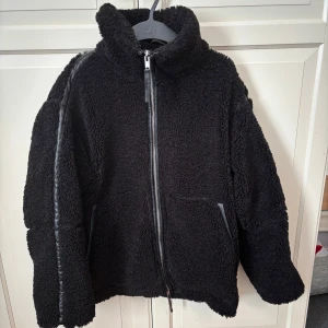 Teddy jacka - Svart teddyjacka! Använd med i bra skick! Stor i storleken