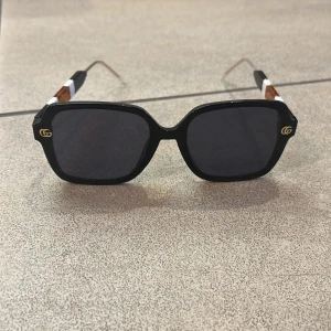 fina solglasögon  - Väska