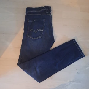 Replay Anbass jeans - Snygga mörkblå Replay Anbass jeans i slim fit med klassiska kontrastsömmar och coola bakfickor med broderad detalj. Jeansen är tillverkade i stretchigt denim och har en modern passform som sitter tajt men bekvämt. Perfekta för dig som gillar stilrena och trendiga jeans. Vid frågor och intresse tveka inte att höra av er🙌🏼 nypris 2,2 tusen, mitt pris 600kr✌️ priset är inte hugget i sten hör av er🙏🏽 Jeansen är ganska ovanliga då det inte gjordes många av just denna modellen🙌🏼