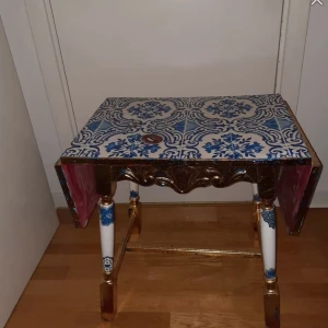 Bord med Christian Lacroix Tapet Patio Cobalt  - Endast avhämtning i Stockholm. Mått ca: Längd utdraget: 102 cm Bredd: 43 cm Höjd: 61 cm