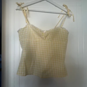 Gullig topp!! - Säljer denna fina topp, jag köpte den från Vinted så vet tyvärr inte vart den är ifrån. Kom privat för fler frågor. 