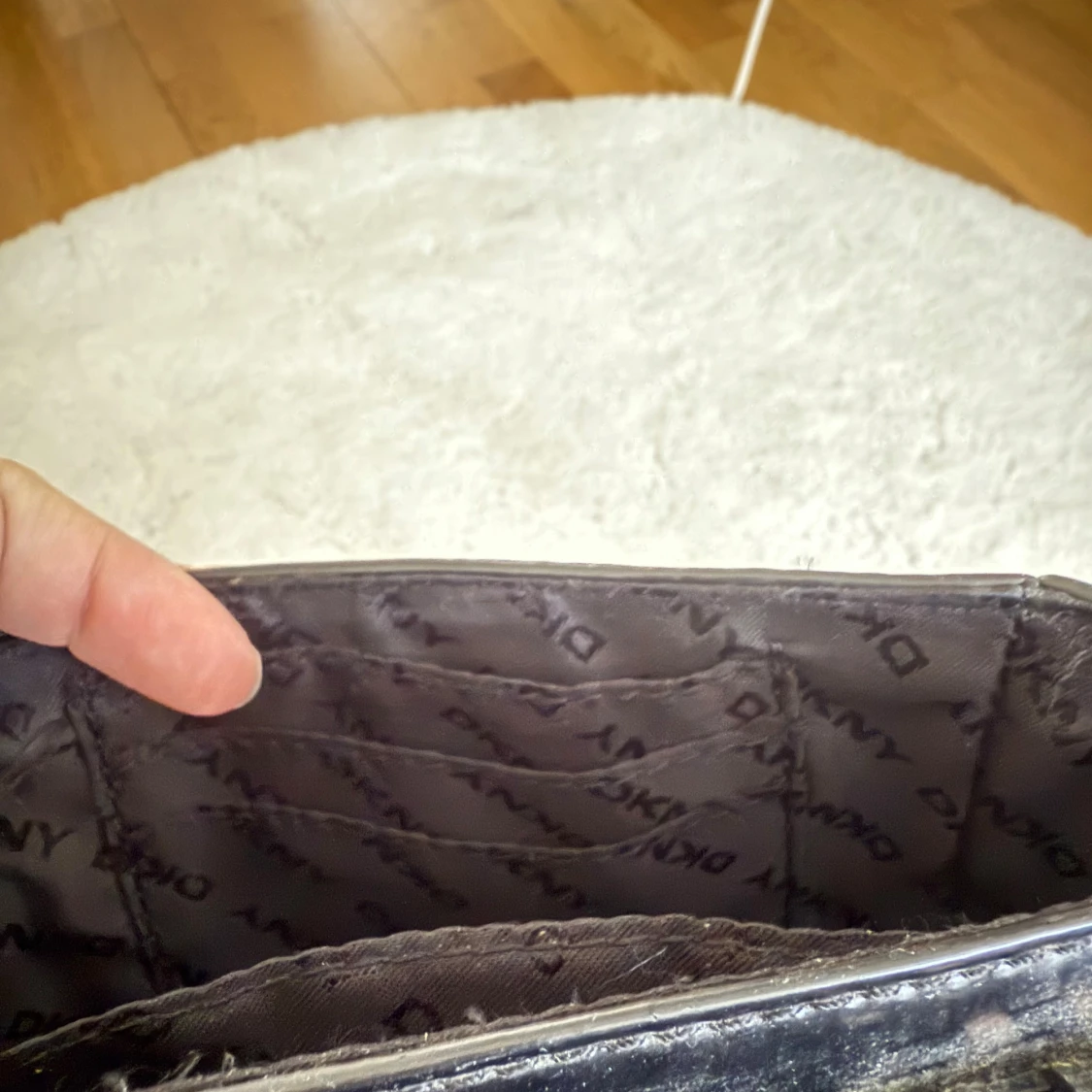 Svart vintage axelremlväska från DKNY i gländigskinn - 3