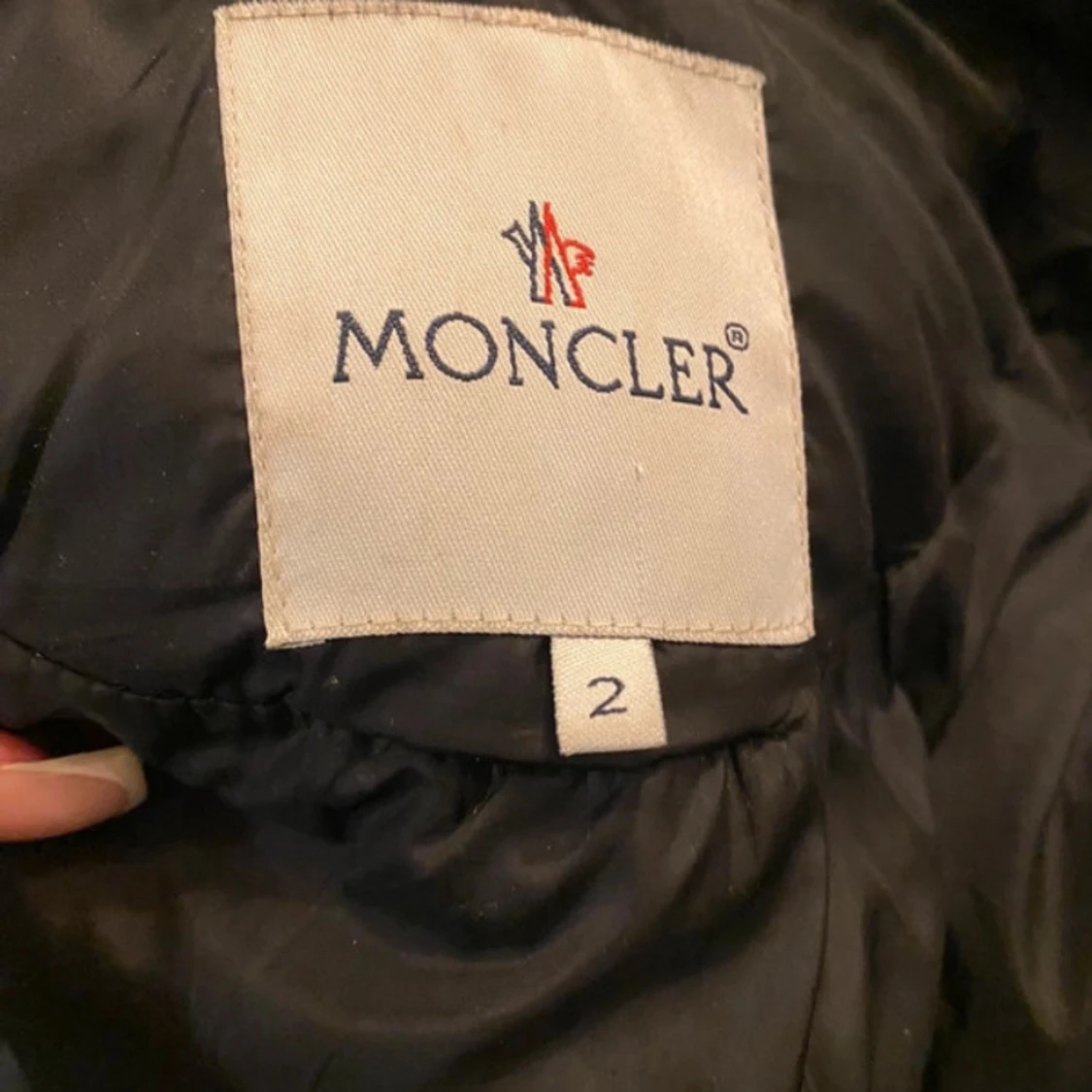 Svart Moncler pufferjacka med huva - 1