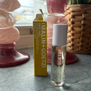 Malin+Goetz Dark Rum Parfym - Smidig roll-on parfym från Malin+Goetz i doften Dark Rum. Perfekt storlek för väskan, 9 ml. En modern och stilren accessoar för dig som vill sticka ut. Ny