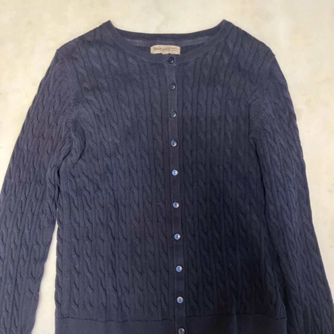 Mörkblå kabelstickad kofta Basic