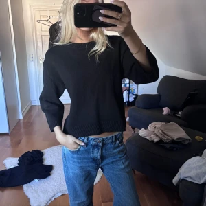 Stickad trekvardsärmad tröja - Super fin stickad tröja från ttahari i storlek M. Tröjan är väldigt tjock i materialet och bra i kvaliten. 