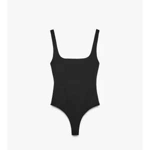 Svart ärmlös bodysuit med breda axelband - Snygg svart bodysuit med breda axelband och fyrkantig urringning. Den är ärmlös och har en clean, minimalistisk look som passar till allt. Perfekt att styla med jeans eller kjol för en trendig vibe.