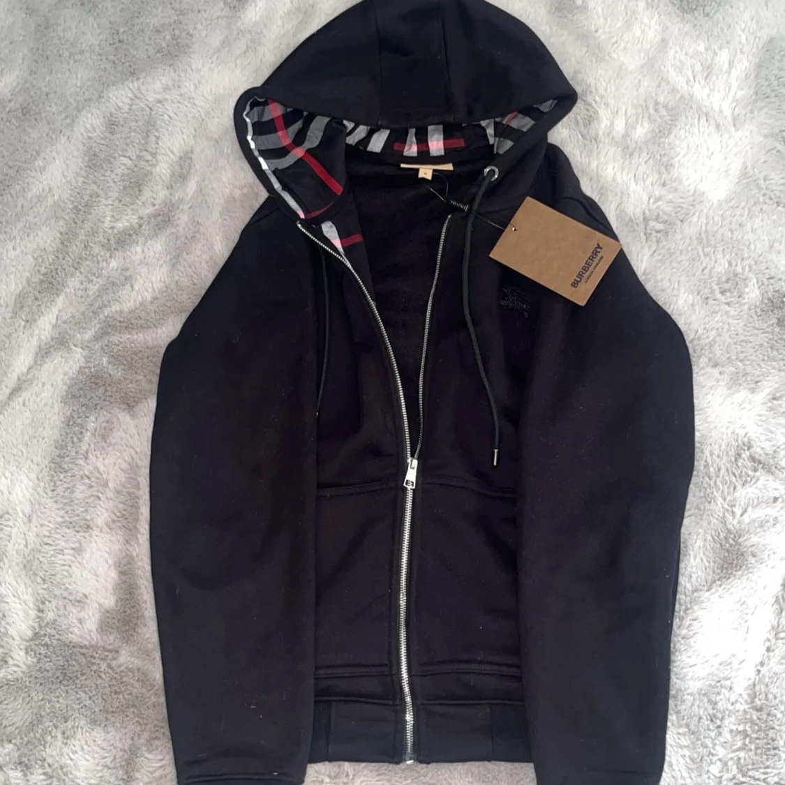 Svart Burberry hoodie med dragkedja