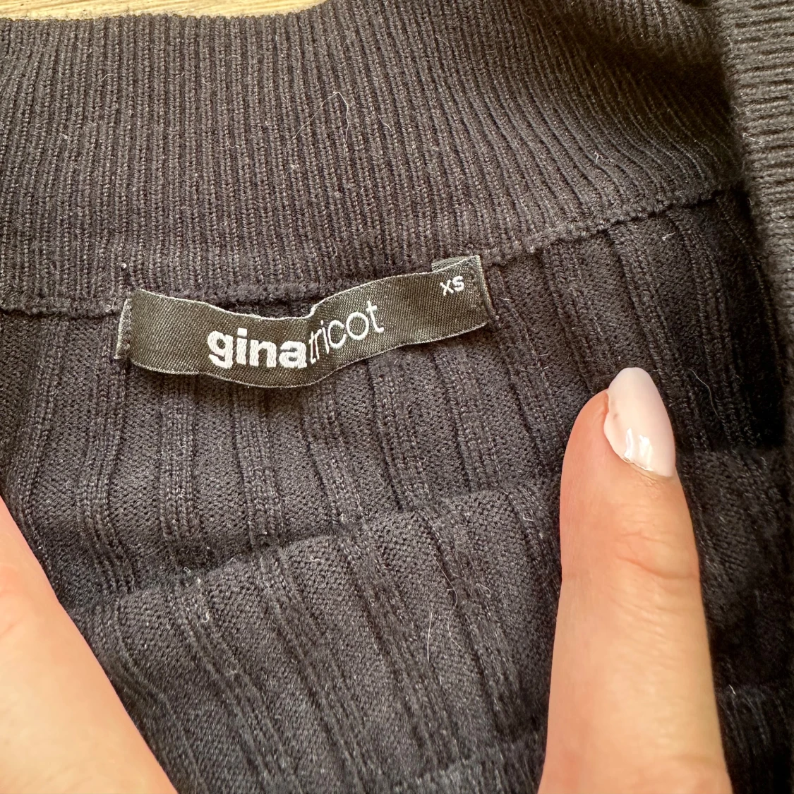 Svart ribbad tröja Gina Tricot  - 1