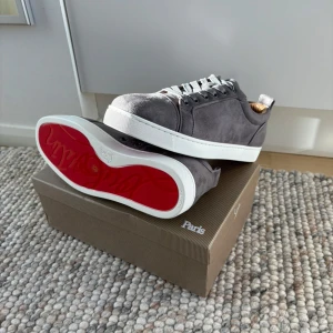 Gråa sneakers från Christian Louboutin - Snygga gråa sneakers från Christian Louboutin pris går att diskutera 