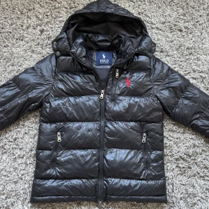Ralph lauren glossyjacka - Säljer denna riktigt feta Ralph lauren gloosy jackani väldigt bra skick!⭐️Den passar XS, ungefär 160-170cm!🙌Nypris = 5000kr!👍Hör gärna av er om ni har funderingar!🤝