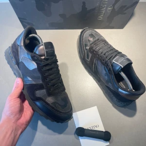 Valentino Rockrunner Skor - Instressekoll på dessa dra valentino rockrunners som är perfekta nu till sen höst/vinter. Skicket är bra (8/10) och box medföljer. OBS❗️Bilderna är tagen från personen jag köpte från, men jag har använd dem mycket få gånger. Det är bara att kontakta vid frågor eller bilder!!!