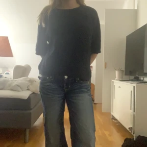 Marinblå stickad tröja - En trekvartärmad marinblå tröja som jag tyvärr inte använder längre. Den är i bra skick, och är inte nopprig. 💕