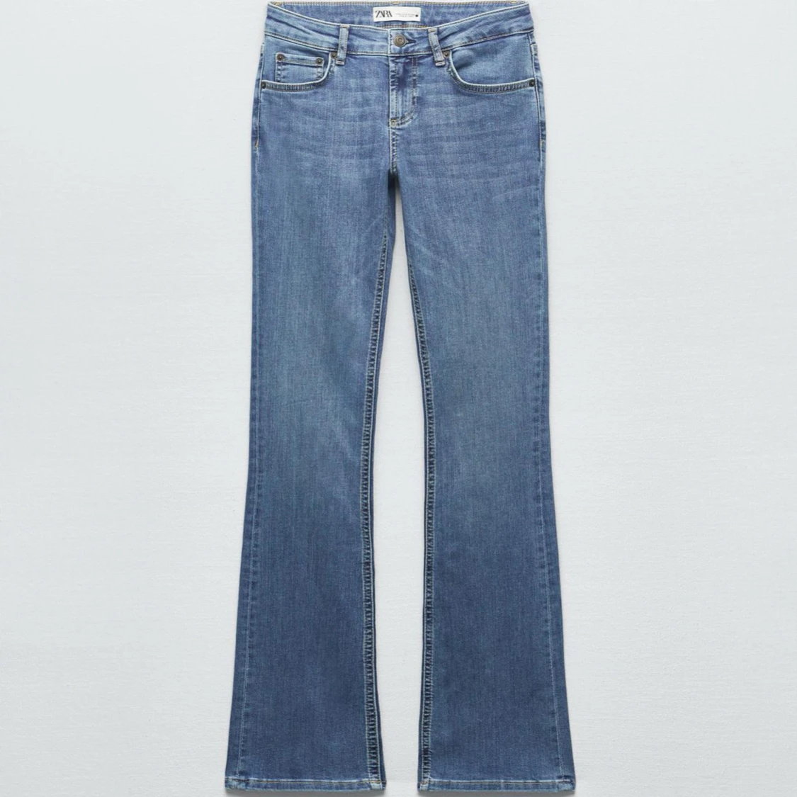 Blå bootcut jeans från Zara