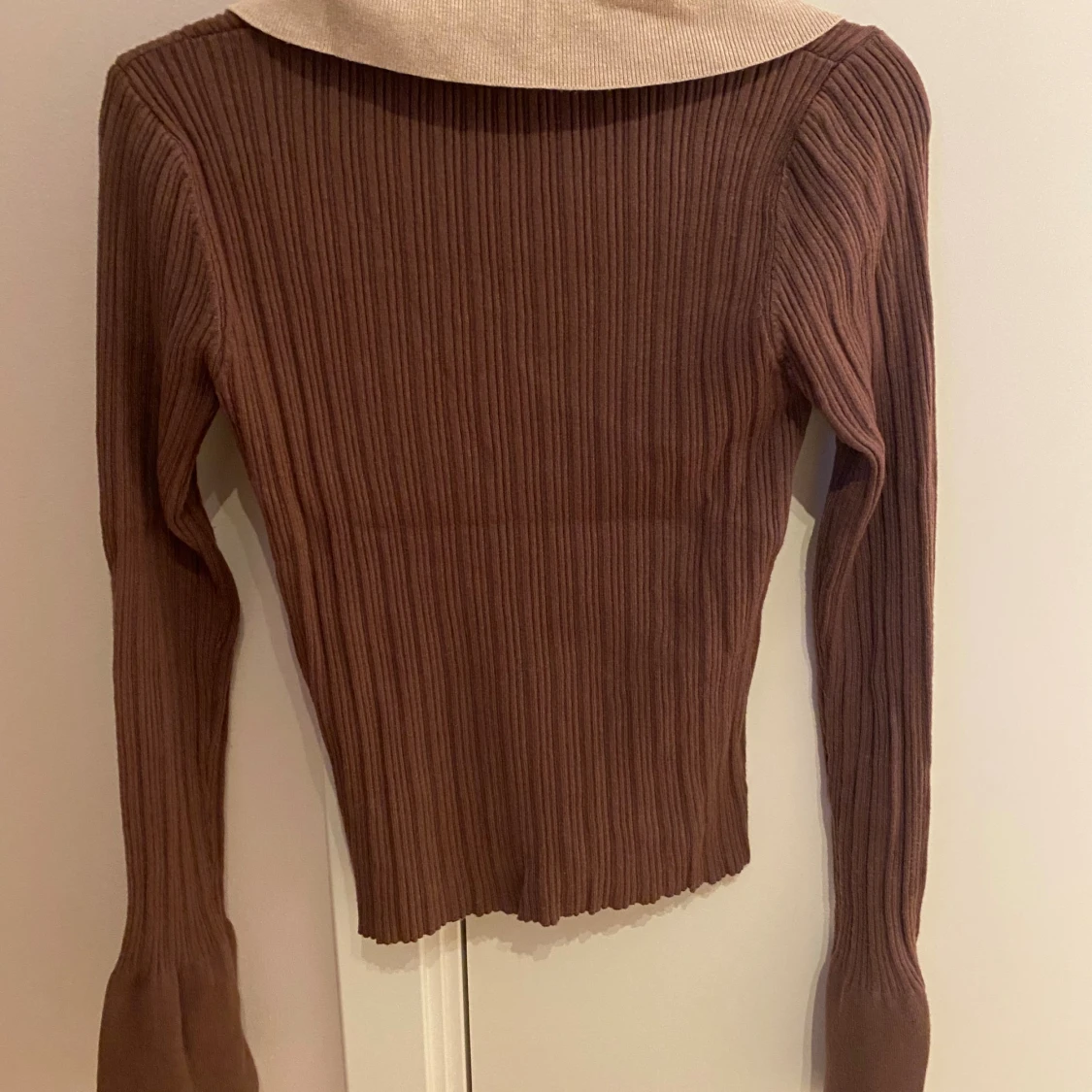 Brun ribbad långärmad tröja med krage från SHEIN  - 1