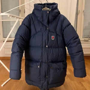 Mörkblå dunjacka från Fjällräven - Priset kan diskuteras💞 Säljer en mörkblå dunjacka från Fjällräven. Perfekt för kalla dagar med sin fluffiga och varma design.💙
