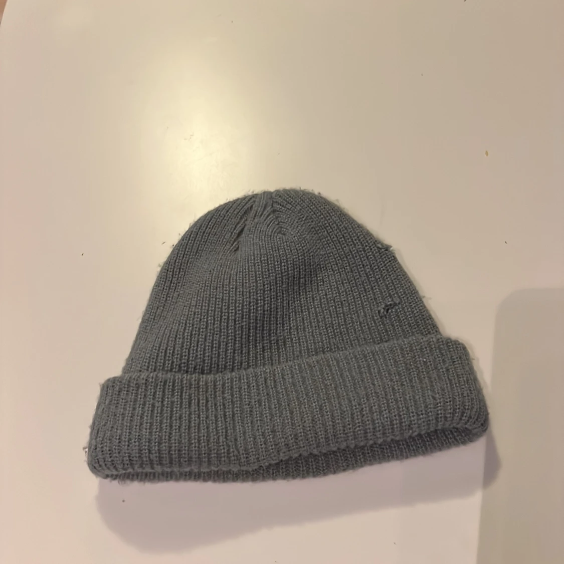 Grå stickad Moncler mössa - 1