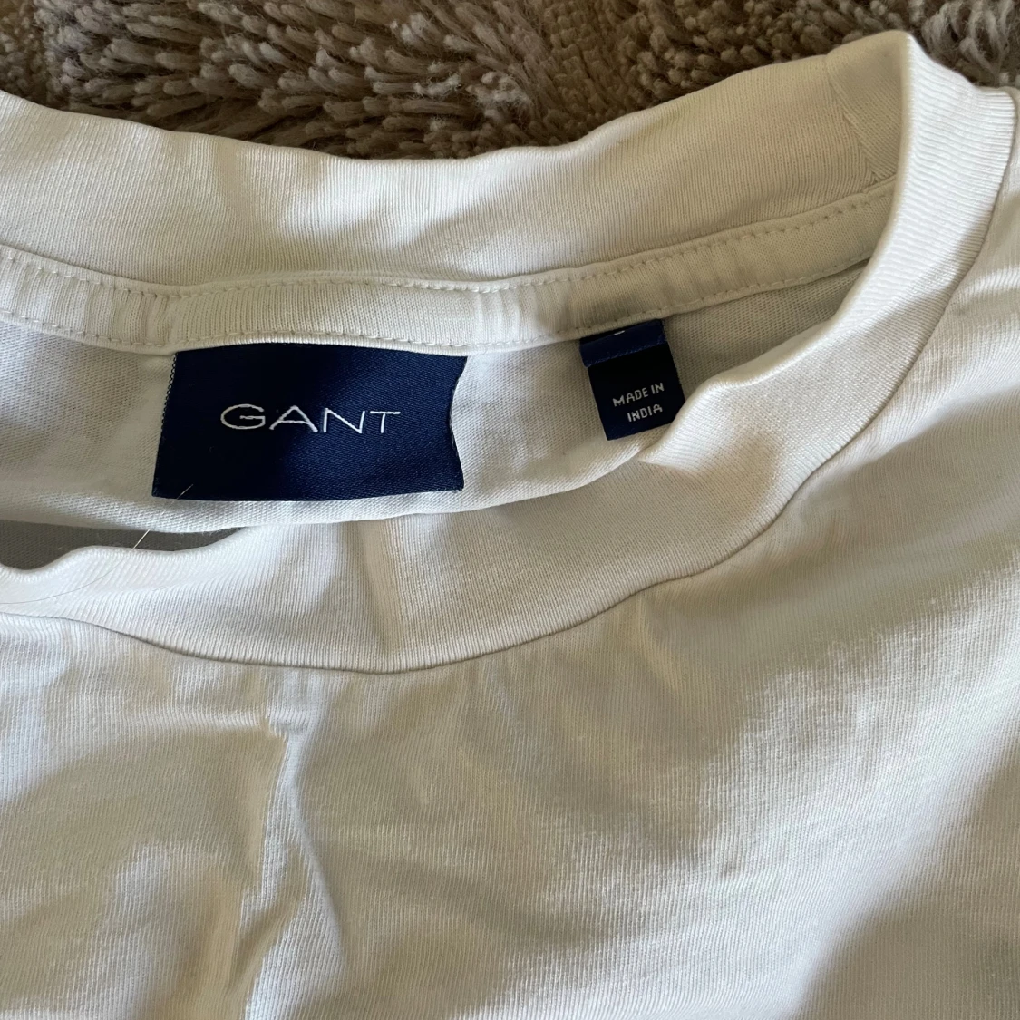 Vit t-shirt från GANT med broderad logga - 1