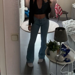 Ljusblå bootcut jeans från Gina Tricot  - Säljer ett par ljusblå bootcut jeans från Gina Tricot. Jeansen har en snygg utsvängd passform och är tillverkade i mjukt denimtyg. Säljer på gå grund av att de inte kommer till användning längre💗