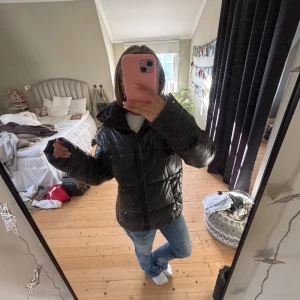 Varm vinter jacka - Svart stort och najs vinter jacka. Perfekt till alla olika jeans passa verkligen till allt tyvärr för stor för mig. Jag är 1,60 å den är för stor för mig skulle nog passat bättre i S/XS 
